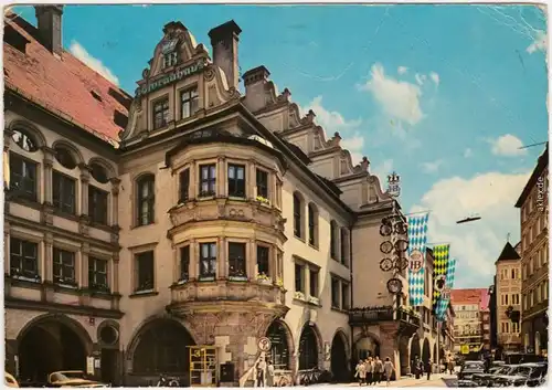 München Hofbräuhaus - Außenansicht mit parkenden Pkw