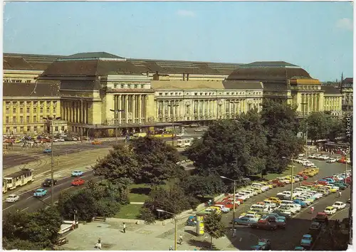 Leipzig Blick zum Hauptbahnhof mit Parkplatz (parkende Trabant Wartburg) 1988