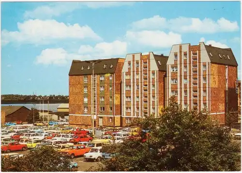 Altstadt Rostock Wohnhaus mit Parkplatz im Vordergrund  Trabant Wartburg 1989