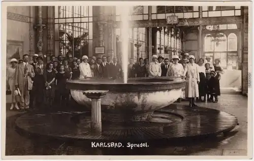 Karlsbad Karlovy Vary Gruppenfoto hinter dem Sprudel Fotokarte 
1930