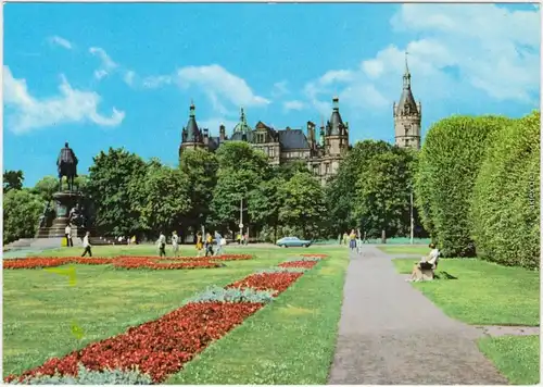 Schwerin Schloß Pädagogisches Institut - Parkanlage Denkmal im Vordergrund 1978