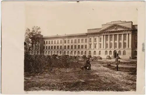 Soldaten mit Geschützen vor Parlamentsgebäude Privatfotokart Militaria 1915
