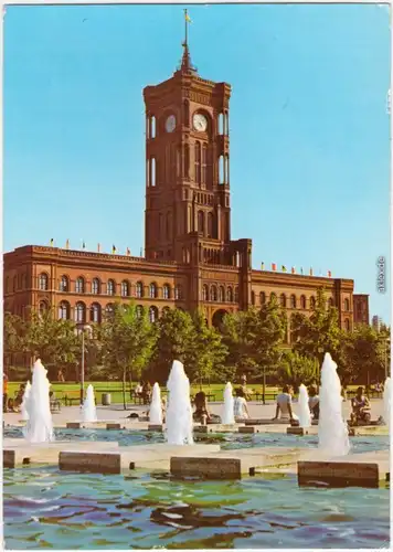 Mitte Berlin Rotes Rathaus mit Wasserspiel im Vordergrund 1981