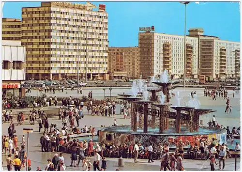 Mitte Berlin Alexanderplatz mit Springbrunnen mit vielen Besuchern 1981/1979
