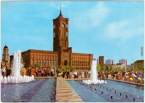 Mitte Berlin Rotes Rathaus - mit Wasserspiele (Springbrunnen)  Vordergrund 1974