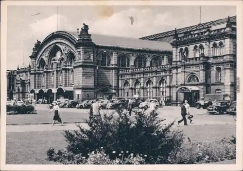 Bremen Blick auf den Hauptbahnhof mit parkenden Pkw's davor 1956