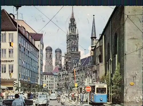 München Blick auf die Frauenkirche  Rathaus - Straßenbahn im Vordergrund 1965