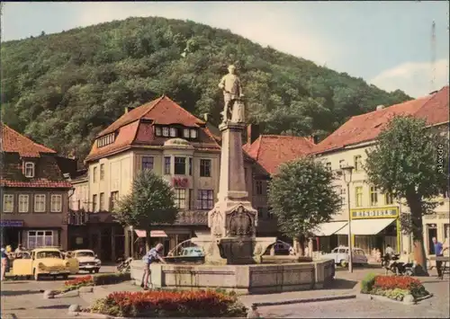 Suhl Blick auf das Waffenschmiede-Denkmal im Zentrum mit parkenden Pkw's  1963