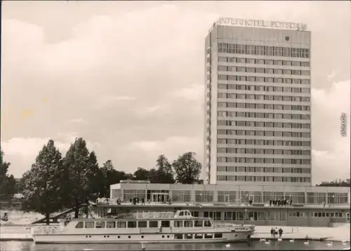 Potsdam Interhotel "Potsdam" mit Dampfer "Potsdam" im Vordergrund 1974