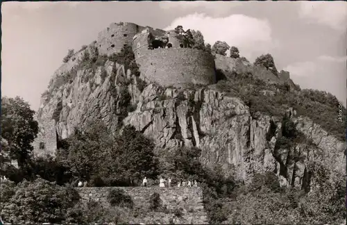 Singen (Hohentwiel) Festungsruine mit Besuchern im Vordergrund 1973