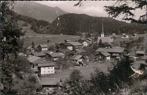 Oberwössen (Chiemgau) Blick zur Kirche und den Bergen 1968