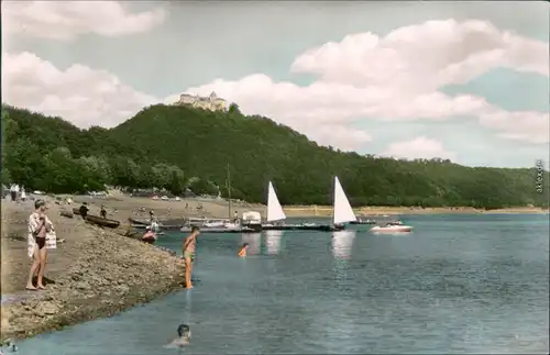 Waldeck (am Edersee) Uferblick mit Badegästen und Segelbooten und Schloss 1972