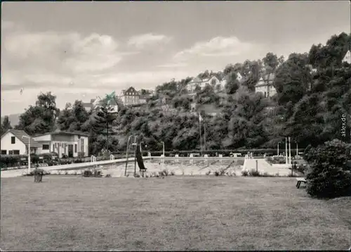 Spangenberg Schwimmbad im Sommer mit Villen am Hang im Hintergrund 1969