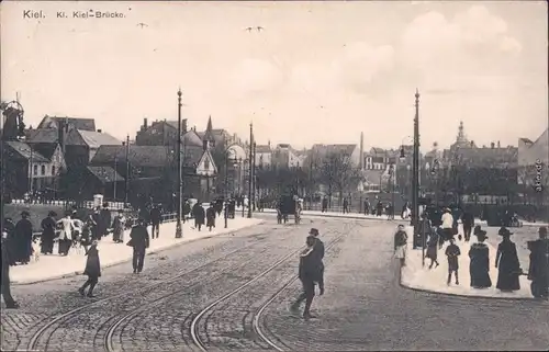 Ansichtskarte Kiel Straßenpartie, belebt - kleine Brücke 1910