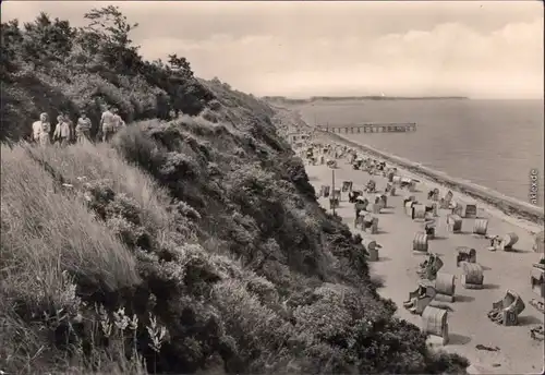 Rerik Blick auf den Strand mit Strandkörben und wenig Badegästen 1965/1964