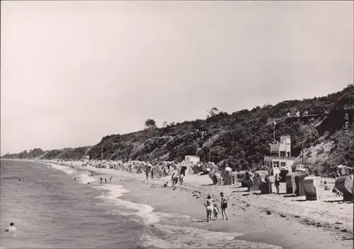 Rerik Blick auf den Strand mit Strandkörben und wenig Badegästen 1964