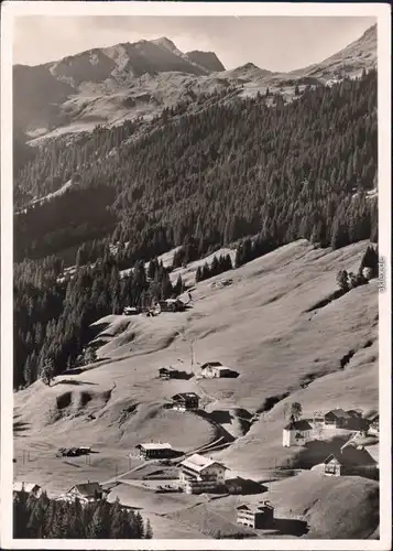 Baad (Kleinwalsertal) Blick auf die Berge mit Alpine Häuser im Vordergrund 1953