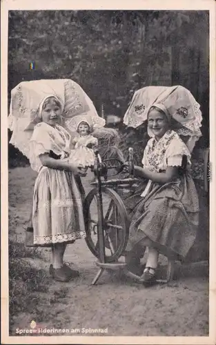 Lübbenau (Spreewald) Lubnjow Spreewälderinnen am Spinnrad 1955