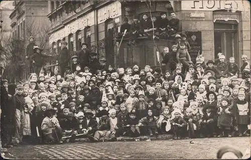 Mickten Dresden Kinder vor dem Hotel, Kaditzer Straße Pieschen Privatfoto 1918