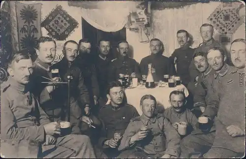 Soldaten beim Biertrinken Privatfotokarte WK1 1916