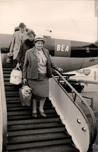 Flugwesen - Flugzeuge: Passagiere beim Ausstieg BEA Privatfotokarte 1960