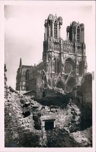 Reims Reims La Cathédrale dans les ruines Foto Ansichtskarte WK1 1918