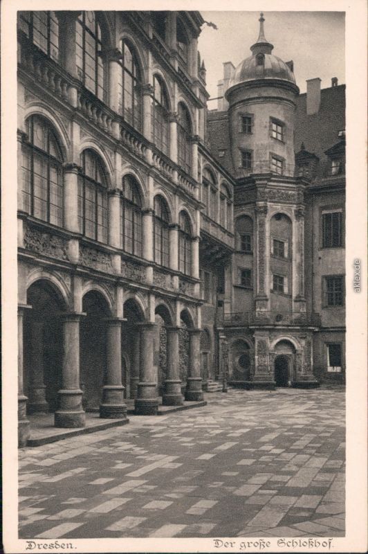 Innere-Altstadt-Dresden-Der-grosse-Schlosshof-Schloss-1928.jpg