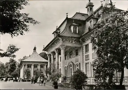 Pillnitz Schloss Pillnitz: Bergpalais Ansichtskarte s/w Besucher 1978