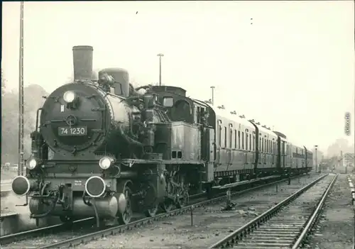 Dampflokomotive Typ: 74 1230 mit Waggons Privatfoto Ansichtskarte 60