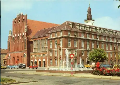 Frankfurt (Oder) Rathaus mit Brunnen und parkenden Trabant  1981