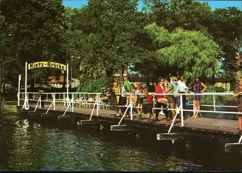 Waren (Müritz) Kietz-Brücke mit Besuchern 1984