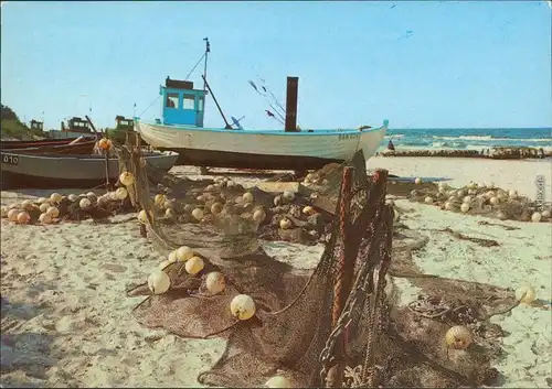 Usedom Strand mit Küstenfischerei - Boote und Netze 1988