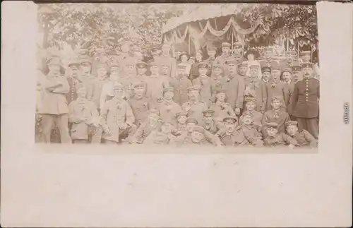 Ansichtskarte  Soldaten: Gruppenbild mit Zivilisten dazwischen 1915
