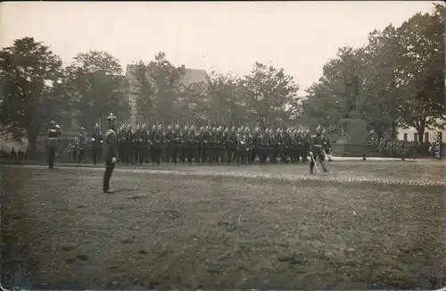 Pickelhauben Parade vor Statue Privatfotokarte Militaria 1916