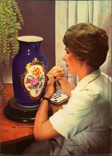 Ansichtskarte Meißen Porzellan-Manufaktur: Junge Malerin an Vase 1965