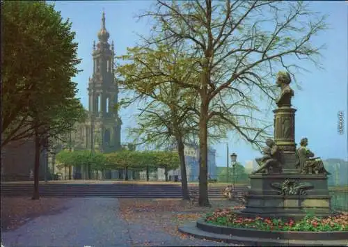Dresden Brühlsche Terrasse mit Denkmal und Blick zur Hofkirche
 1980