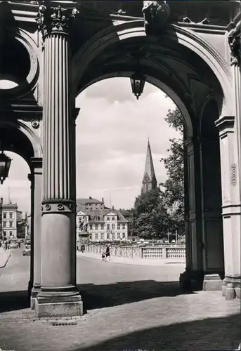 Ansichtskarte Schwerin Schlosseingang mit Blick zum Dom 1981