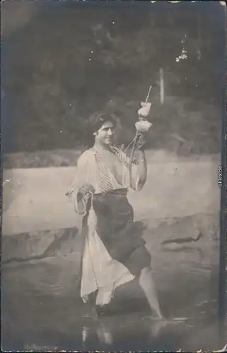 Ansichtskarte  Erorika  Frau im Fluß mit Spindel - Fotokarte 1914
