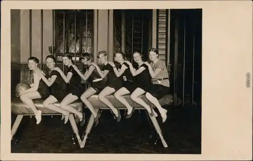 Ansichtskarte  Mädchen beim Sport - Turnhalle 1930 