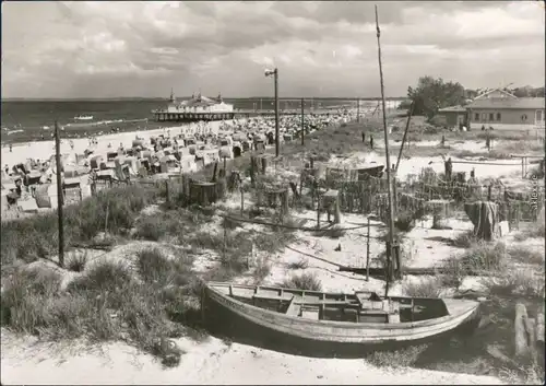 Ahlbeck (Usedom) Strand mit Seebrücke und altes Ruderboot im Vordergrund 1980