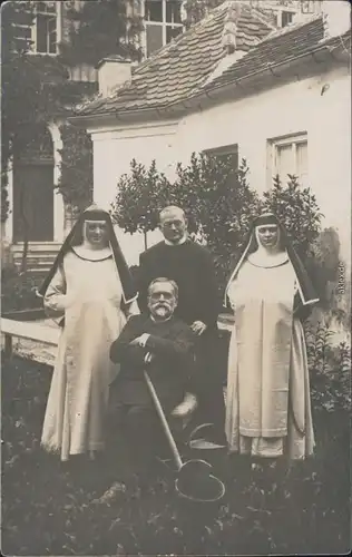 Ansichtskarte  Nonnen mit Pfarren Religion Foto Ansichtskarte 1930