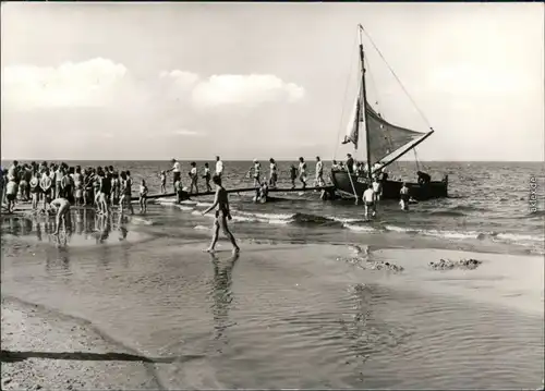 Heringsdorf Usedom Badestrand mit vielen Gästen und Segelboot 1981