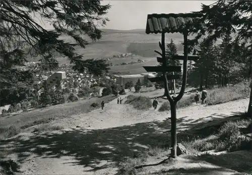 Ansichtskarte Oberwiesenthal Wegweiser - Blick auf die Stadt 1980 