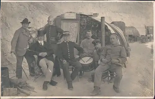 Ansichtskarte  Soldaten im Lager, Blechhütten Süd Privatfotokarte 1917