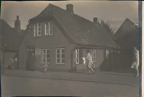 Ansichtskarte Neumünster Straßenpartie vor Haus - Privatfotokarte 1927 