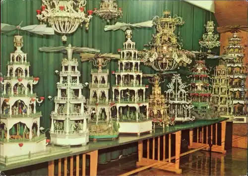 Seiffen Erzgebirge Spielzeugmuseum,Innen, Pyramiden und Hängeleuchter 1980