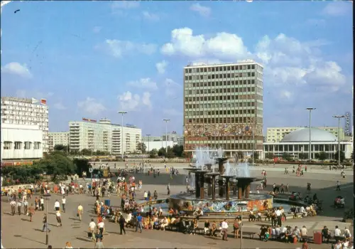 Mitte-Berlin Alexanderplatz mit vielen Besuchern g1986