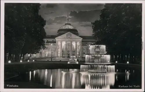 Ansichtskarte Wiesbaden Kurhaus mit Springbrunnen bei Nacht - beleuchtet 1939