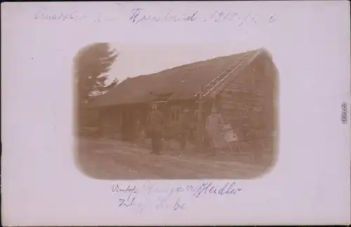 Ansichtskarte  Soldaten vor einer Hütte in Rußland Privatfotokarte 1916