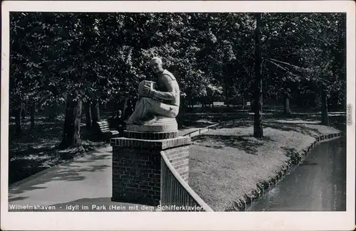 Ansichtskarte Wilhelmshaven Idyll im Park (Hein mit dem Schifferklavier) 1939